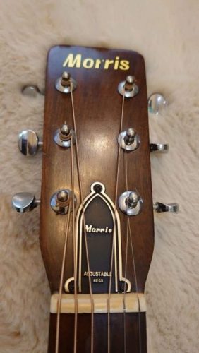 釣り鐘型トラスロッドカバーのモーリスギターのヘッド