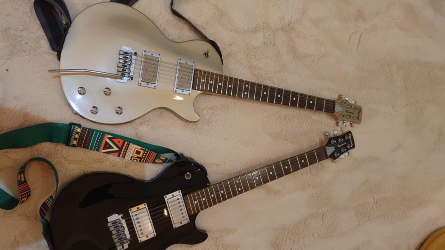 charvelのレスポールモデル、黒と金色2本