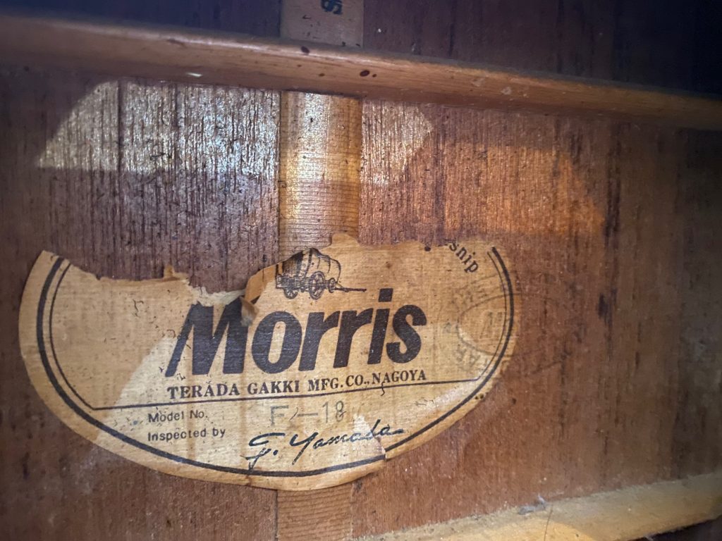 モーリスF-18のサウンドホール内のスティッカー