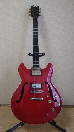 1970年代後半製のヤマハSA-1000 セミアコースティックギター全体像