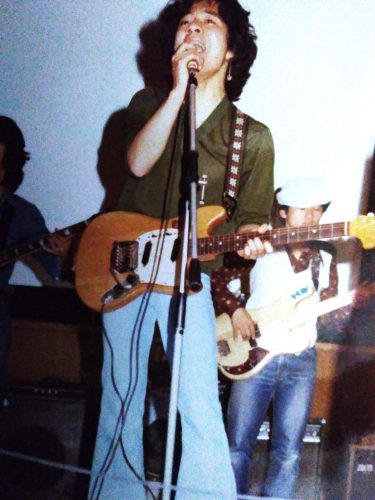 筆者の高校生の時のライブの写真。借り物のムスタングを持って、Charの曲とか演奏してました。