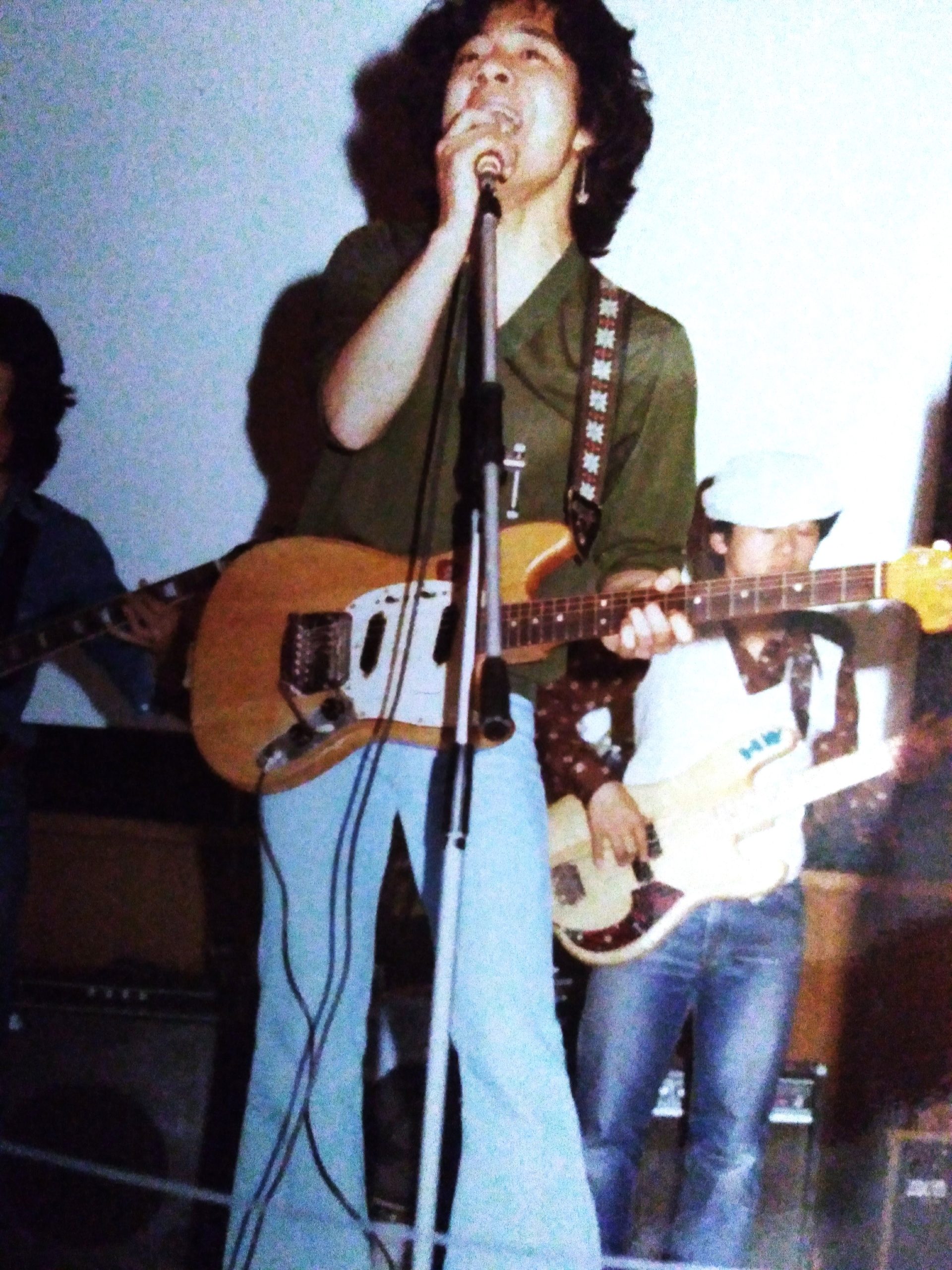 筆者の高校生の時のライブの写真。借り物のムスタングを持って、Charの曲とか演奏してました。