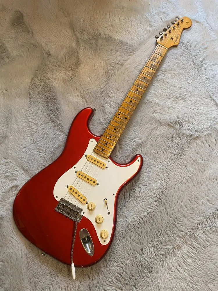 フェンダー・ジャパン・ストラトキャスター　指板は塗装が剝がれている。Eシリアル