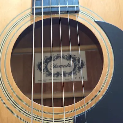 ヤマキF-115のサウンドホール。写真ではわからないが、サウンドホールの淵はごく薄く削りこまれている