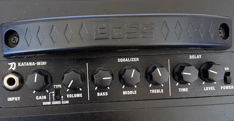 boss-katana-miniのコントロール部分。音室のコントロールとディレイが珍しい