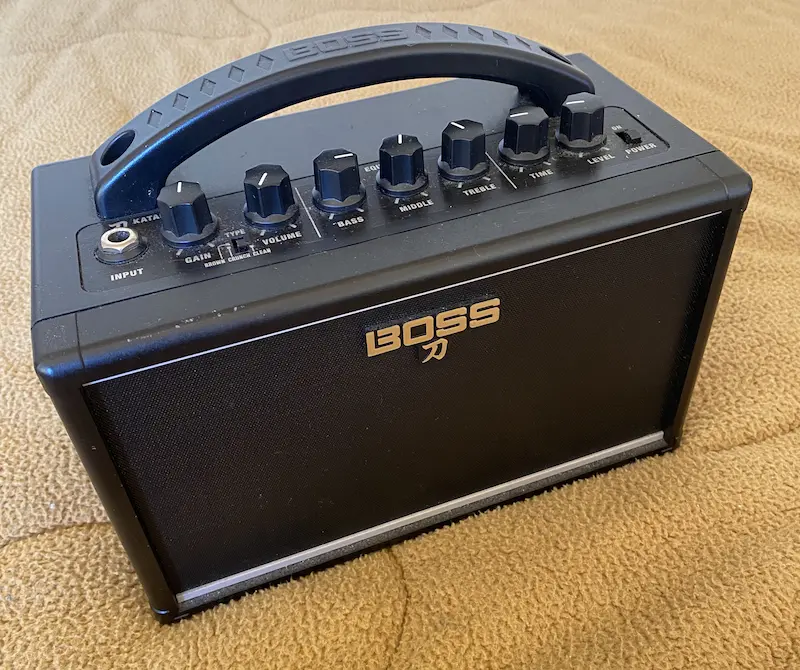 BOSSの刀ミニ。卓上アンプとして優秀